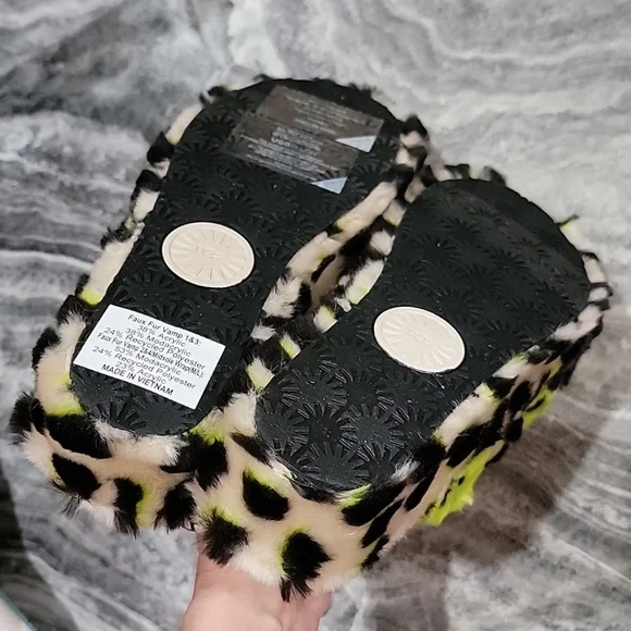 NWT Women's Size 8 UGG Fuzzy Slides - Picture 3 of 7